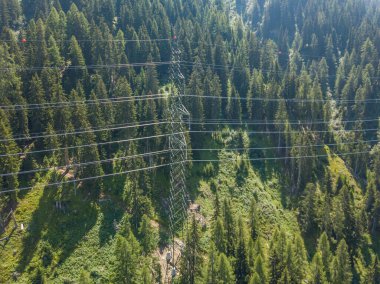 İsviçre 'deki Alp Ormanı' ndan geçen elektrik hattının havadan görüntüsü. Elektrik şebekesi ile elektrik dağıtımı.