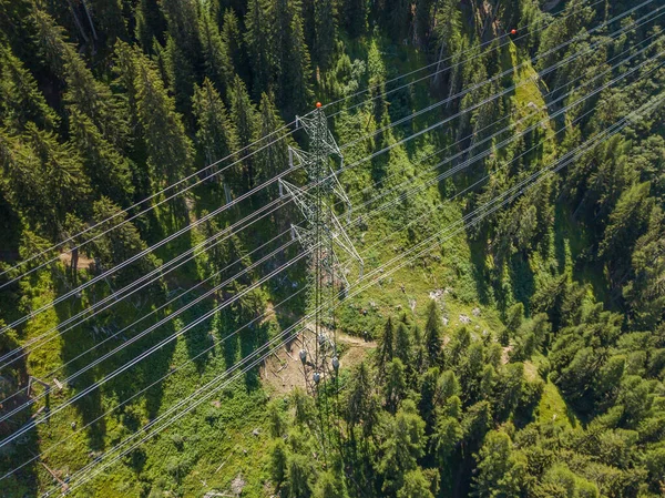 İsviçre 'deki Alp Ormanı' ndan geçen elektrik hattının havadan görüntüsü. Elektrik şebekesi ile elektrik dağıtımı.