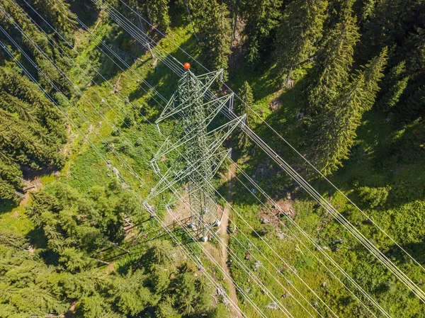 Vista Aérea Linha Elétrica Através Floresta Alpina Suíça Distribuição Corrente — Fotografia de Stock