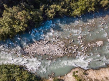 İsviçre Alplerindeki nehirdeki beyaz su akıntılarının hava görüntüsü. Doğanın vahşi suları..