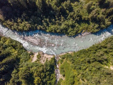 İsviçre Alplerindeki nehirdeki beyaz su akıntılarının hava görüntüsü. Doğanın vahşi suları..