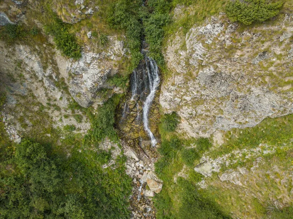 Luftaufnahme Eines Wasserfalls Über Schroffen Klippen Den Schweizer Alpen Kaskade — Stockfoto