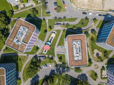 Çatıda ve caddede hava manzarası