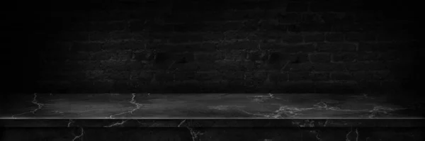 Doğal taş rafların ve beton duvarların üstü boş. Boş mermer masa üstü çimento..