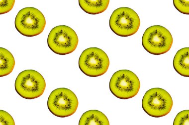 Beyaz arka planda izole edilmiş sulu yeşil kivi meyvelerinin kusursuz desenleri. Paket kağıdı, kumaş ve duvar kağıdı için tasarım