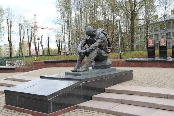 2020-05-17. Syktyvkar, Oroszország. Emlékmű a katonák-internacionalisták, akik meghaltak a modern háborúkban a Szovjetunió és Oroszország. Háborús emlékmű az oroszországi Syktyvkarban — Stock Fotó