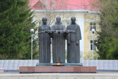 17-05-2020. Syktyvkar, Rusya. Syktyvkar, Rusya 'da sonsuz alev anıtı. İkinci Dünya Savaşı 'nda, büyük vatanseverlik savaşında ölen askerlerin anıtı. Üç kadın heykeli.