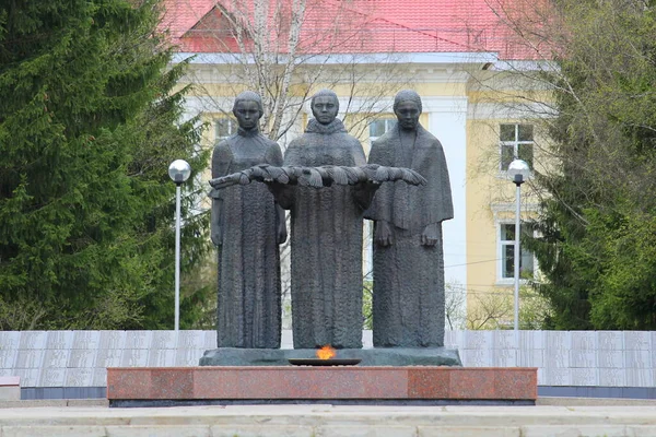17-05-2020 Syktyvkar, Russie. Mémorial de la flamme éternelle à Syktyvkar, Russie. Monument aux soldats qui sont tombés dans la seconde guerre mondiale, dans la grande guerre patriotique. Sculptures de trois femmes avec un — Photo