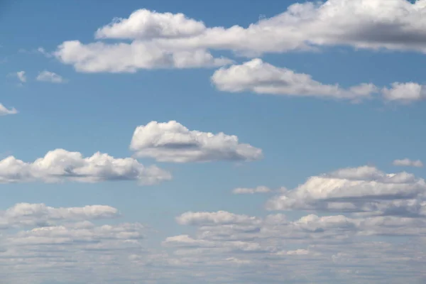 Weiße, flauschige Wolken vor blauem Himmel im Sommer. Das Konzept von Wetter und Klima — Stockfoto
