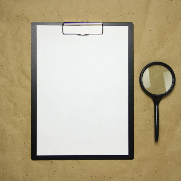 Планшет з білим аркушем формату А4 на бежевому ремісничому папері . — стокове фото