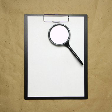 Bej bir el işi kağıdının üzerinde A4 formatında beyaz bir tablet..