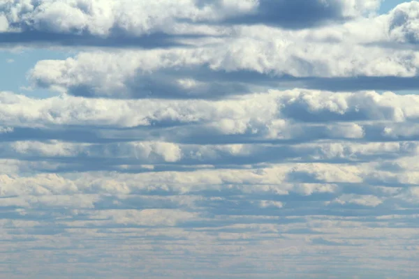 夏の青空を背景に白いふわふわの雲 天気と気候の概念 — ストック写真