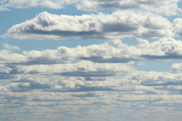 夏の青空を背景に白いふわふわの雲。天気と気候の概念 — ストック写真