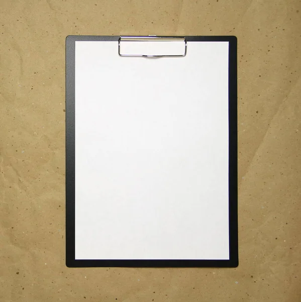 米色工艺纸片一种白色A4版面的平板电脑新机会 新思想 新事业 新创新的概念 有空位的库存照片 供您的文字和设计之用 — 图库照片