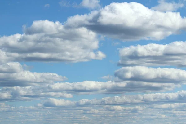 Weiße Flauschige Wolken Vor Blauem Himmel Sommer Das Konzept Von — Stockfoto