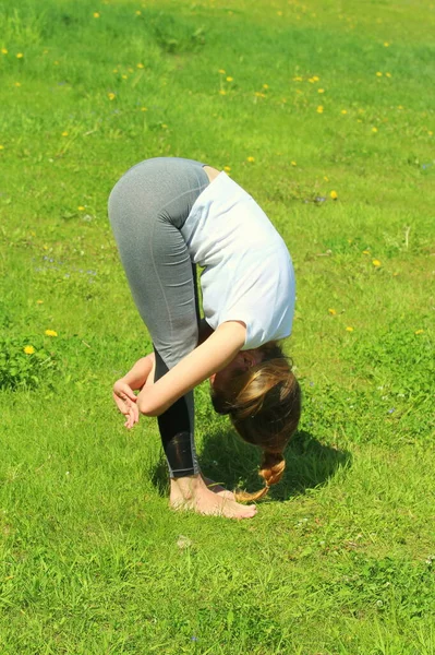 Young Woman European Appearance Does Yoga Summer Nature Woman Standing — Stock Photo, Image