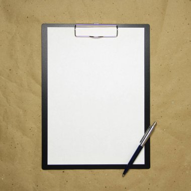 A4 formatında beyaz bir tablet. Bej renkli el işi kağıdında kalem var. Analiz anlayışı, çalışma, özenli çalışma. Metnin ve tasarımın için boş yeri olan stok fotoğrafı.