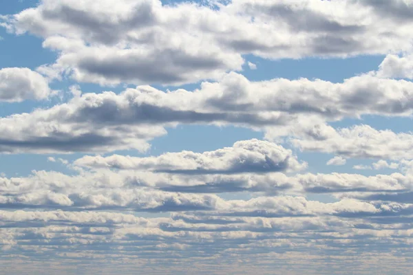 Weiße Flauschige Wolken Vor Blauem Himmel Sommer Das Konzept Von — Stockfoto