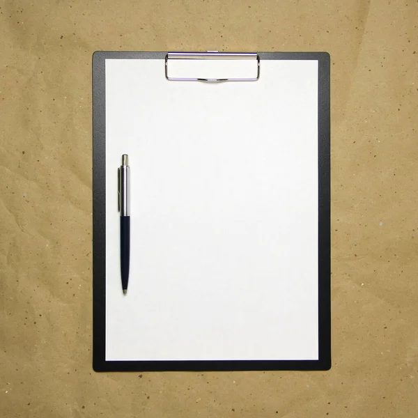 Una Tableta Con Una Hoja Blanca Formato Con Bolígrafo Sobre —  Fotos de Stock