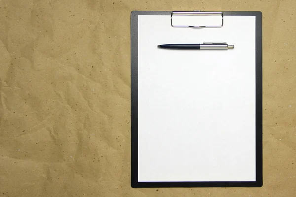 一种白色A4格式的平板电脑 用笔写在米色工艺纸上 认真工作的概念 有空位的库存照片 供您的文字和设计之用 — 图库照片