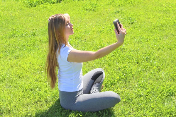 Vacker Ung Vit Flicka Vit Shirt Och Med Långt Hår — Stockfoto