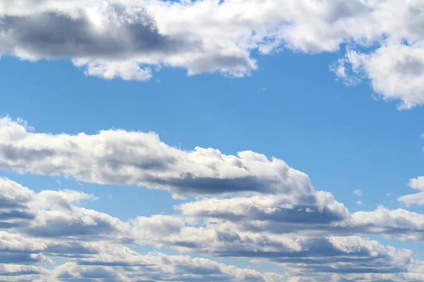Weiße Flauschige Wolken Vor Blauem Himmel Sommer Das Konzept Von — Stockfoto