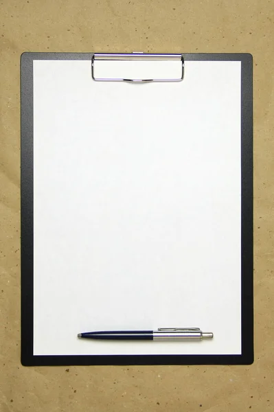 Una Tableta Con Una Hoja Blanca Formato Con Bolígrafo Sobre —  Fotos de Stock