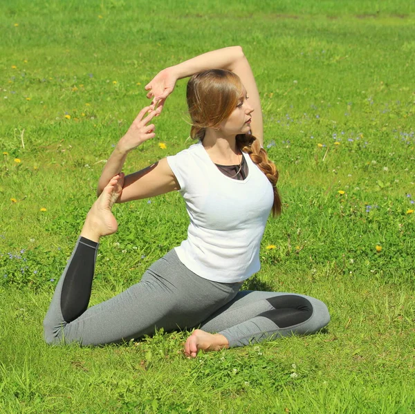Young Woman European Appearance Does Yoga Summer Nature Woman Sitting — Stock Photo, Image