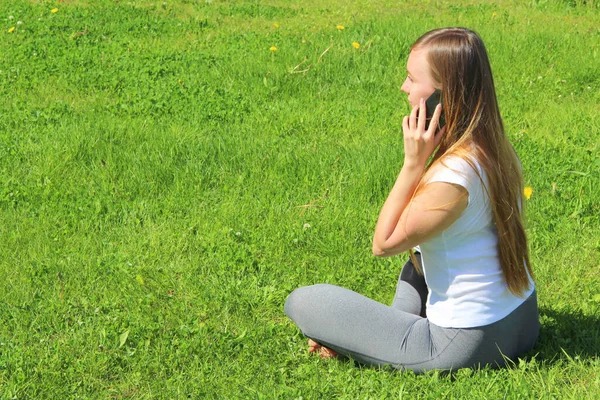 Una Hermosa Joven Blanca Una Camiseta Blanca Con Pelo Largo — Foto de Stock