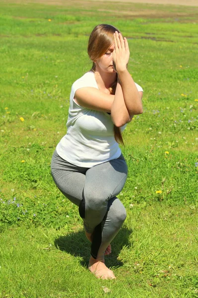 Mujer Joven Apariencia Europea Hace Yoga Naturaleza Verano Mujer Pie — Foto de Stock