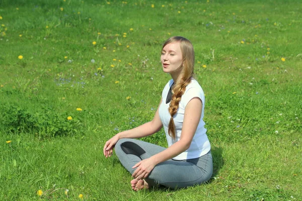 Jovem Mulher Aparência Europeia Faz Ioga Natureza Verão Mulher Sentada — Fotografia de Stock
