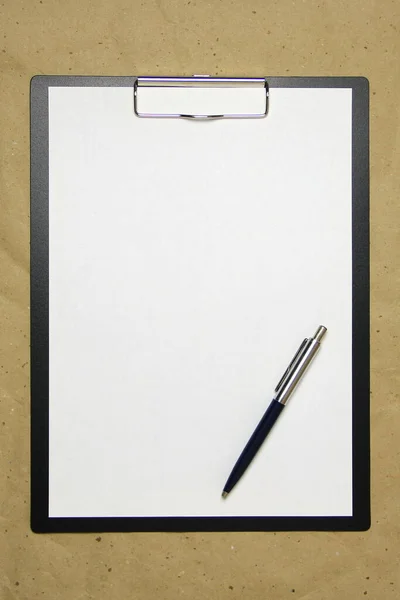 Une Tablette Avec Une Feuille Blanche Format Avec Stylo Sur — Photo