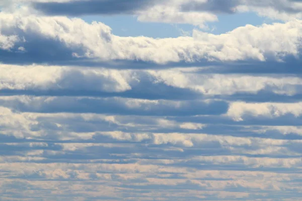 夏天在蓝天的背景上 白色的蓬松的云 天气和气候的概念 — 图库照片