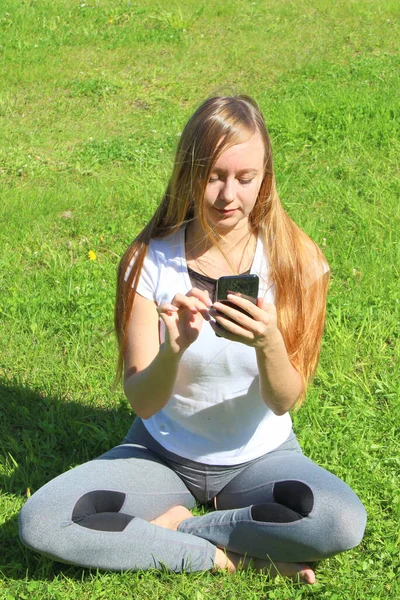 Una Joven Hermosa Chica Aspecto Europeo Una Camiseta Blanca Con — Foto de Stock