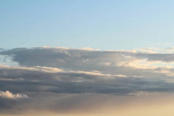 夏の青空を背景に白いふわふわの雲 天気と気候の概念 — ストック写真