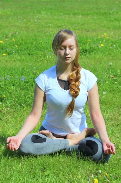 Mujer Joven Apariencia Europea Hace Yoga Naturaleza Verano Mujer Sentada —  Fotos de Stock