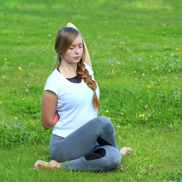 Jovem Mulher Aparência Europeia Faz Ioga Natureza Verão Mulher Sentada — Fotografia de Stock