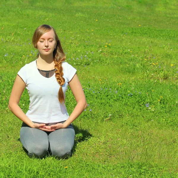 Jovem Mulher Aparência Europeia Faz Ioga Natureza Verão Mulher Sentada — Fotografia de Stock