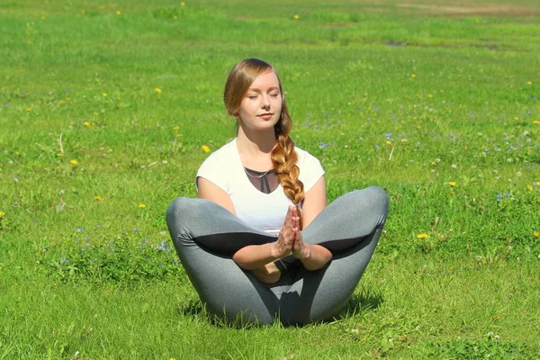 Jovem Mulher Aparência Europeia Faz Ioga Natureza Verão Mulher Sentada — Fotografia de Stock