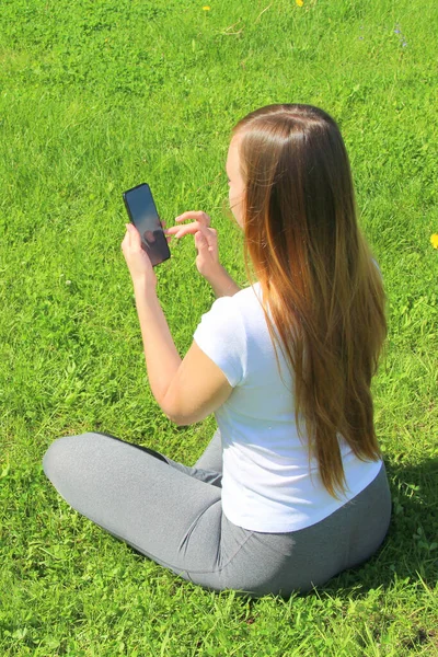 Una Joven Hermosa Chica Aspecto Europeo Una Camiseta Blanca Con — Foto de Stock