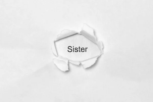 Słowo Siostra Białym Odosobnionym Tle Napis Przez Dziurę Ranie Papierze — Zdjęcie stockowe