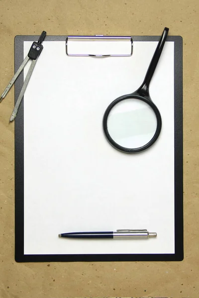 Una Tableta Con Una Hoja Blanca Formato Con Lupa Bolígrafo — Foto de Stock