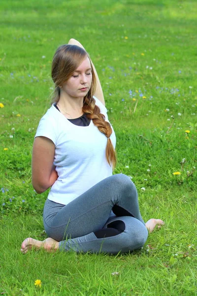 Jovem Mulher Aparência Europeia Faz Ioga Natureza Verão Mulher Sentada — Fotografia de Stock