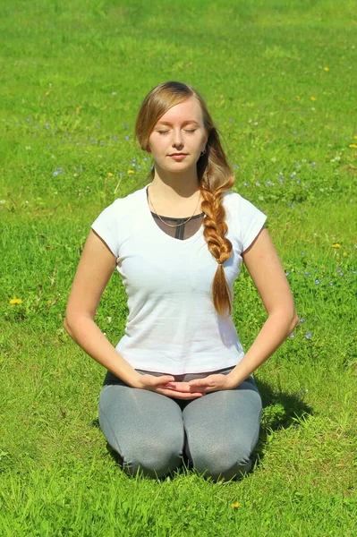 Jovem Mulher Aparência Europeia Faz Ioga Natureza Verão Mulher Sentada — Fotografia de Stock