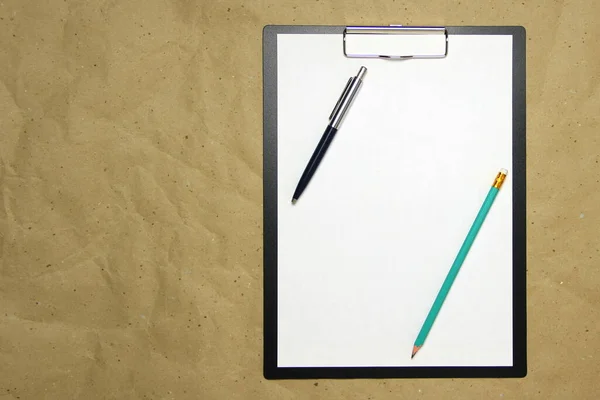 Een Tablet Met Een Wit Vel Met Pen Potlood Een — Stockfoto