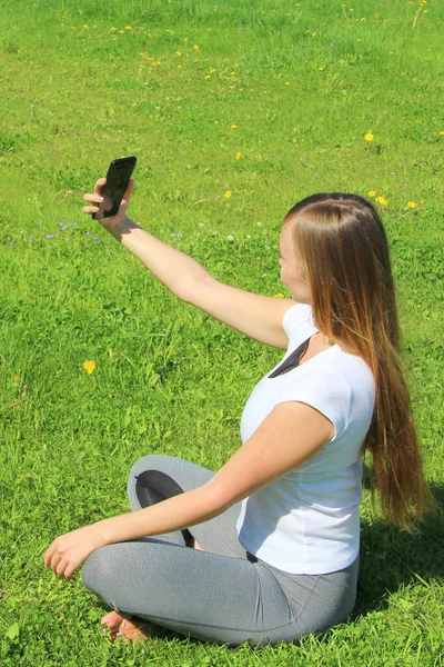 Een Mooi Jong Wit Meisje Een Wit Shirt Met Lang — Stockfoto