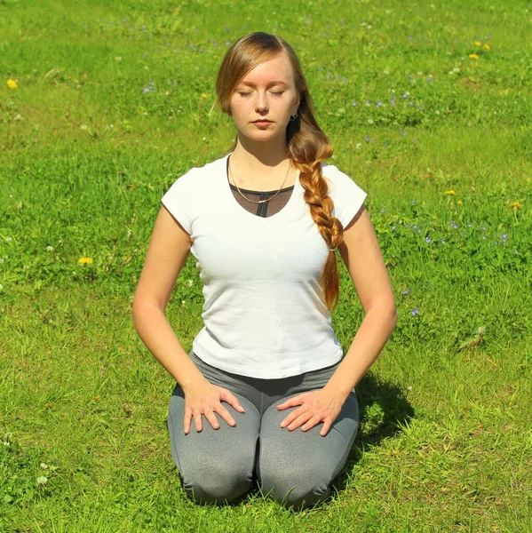 Jovem Mulher Aparência Europeia Faz Ioga Natureza Verão Mulher Sentada — Fotografia de Stock