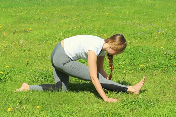 Mujer Joven Apariencia Europea Hace Yoga Naturaleza Verano Mujer Pie — Foto de Stock