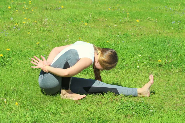 Mujer Joven Apariencia Europea Hace Yoga Naturaleza Verano Mujer Sentada — Foto de Stock