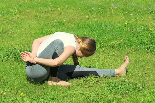 Mujer Joven Apariencia Europea Hace Yoga Naturaleza Verano Mujer Sentada — Foto de Stock